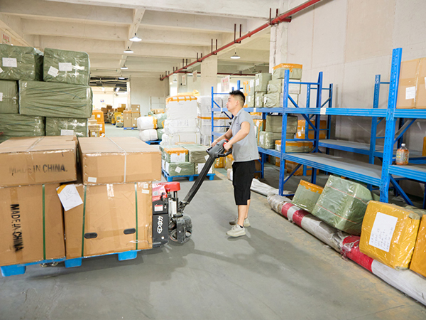 安時達-倉庫員工拉貨現(xiàn)場