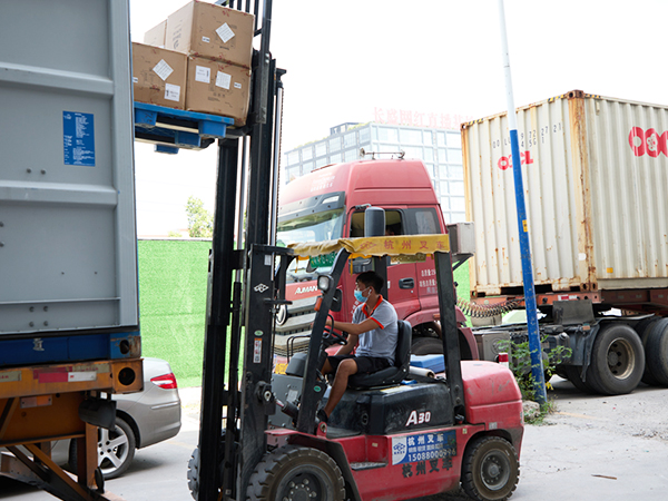 安時(shí)達(dá)-沙特專線裝柜現(xiàn)場