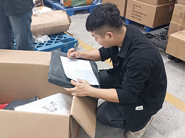 安時(shí)達(dá)-沙特專線貨物分挑中